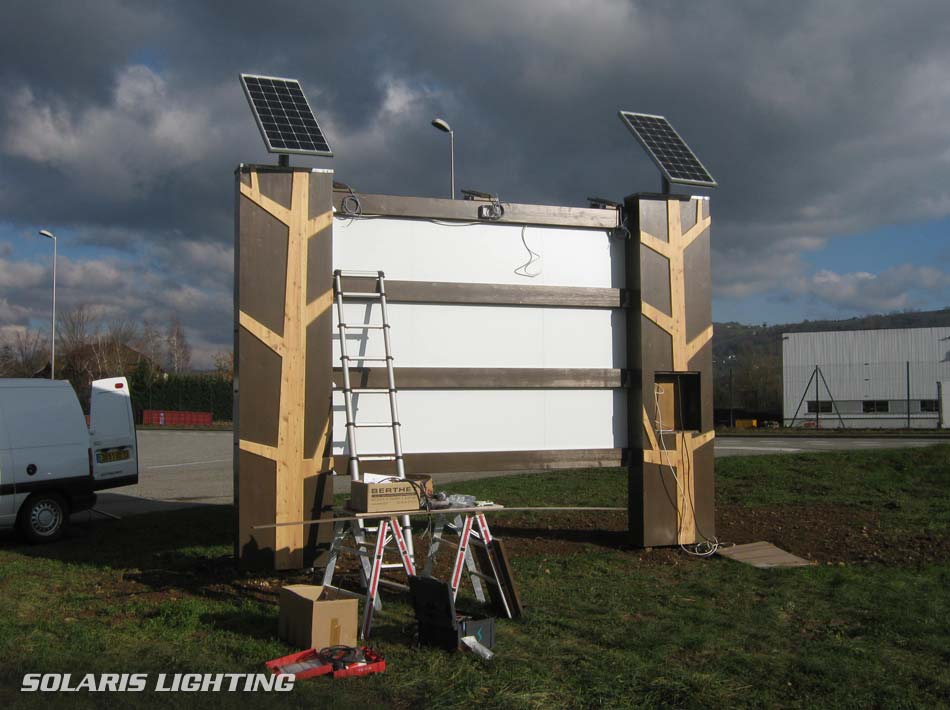 Alimentation électrique d'une enseigne lumineuse par énergie solaire