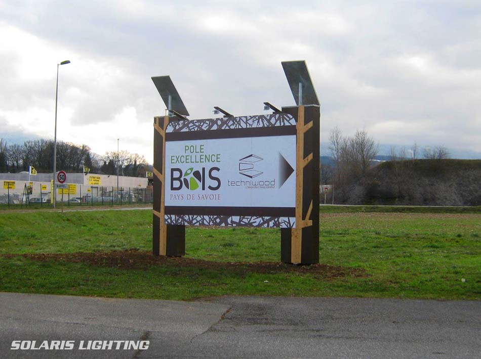 Panneau publicitaire alimenté par énergie solaire à l'entrée d'une zone artisanale en Savoie. 