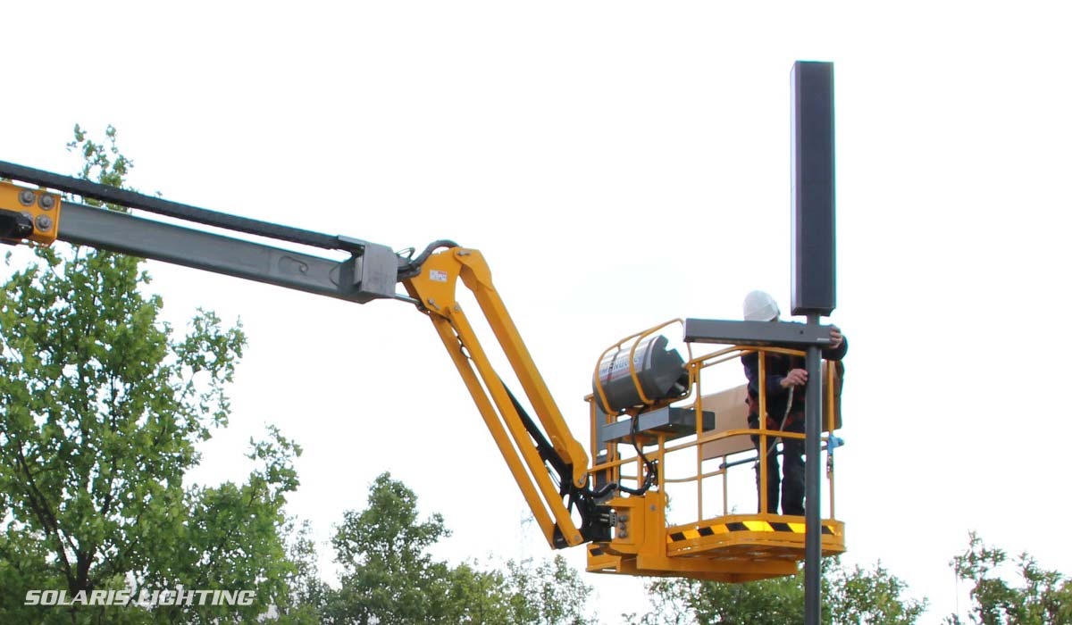 Maintenance des candélabres solaires avec une nacelle