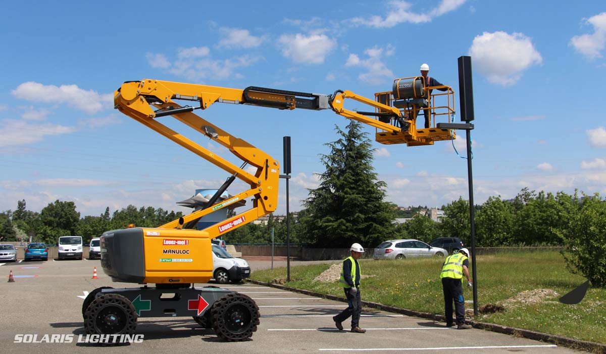 Fixation de panneau solaire pour lampadaire