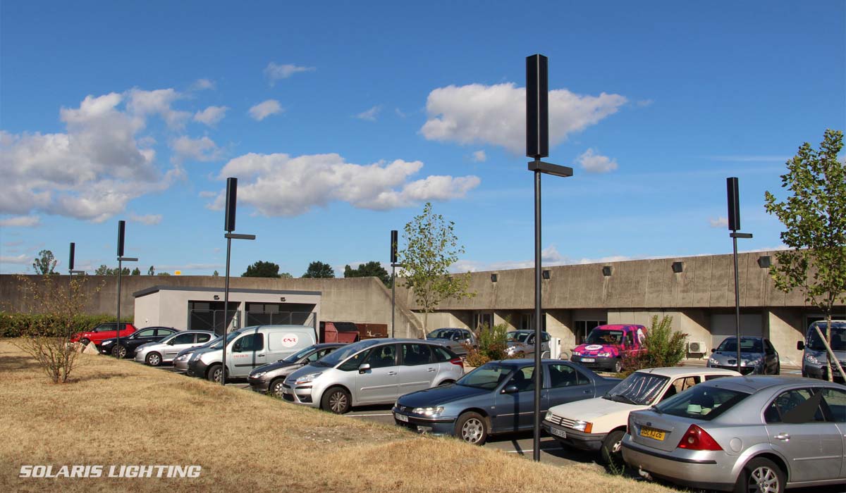 Eclairage d'un parking grâce à des lampadaires solaires indépendants