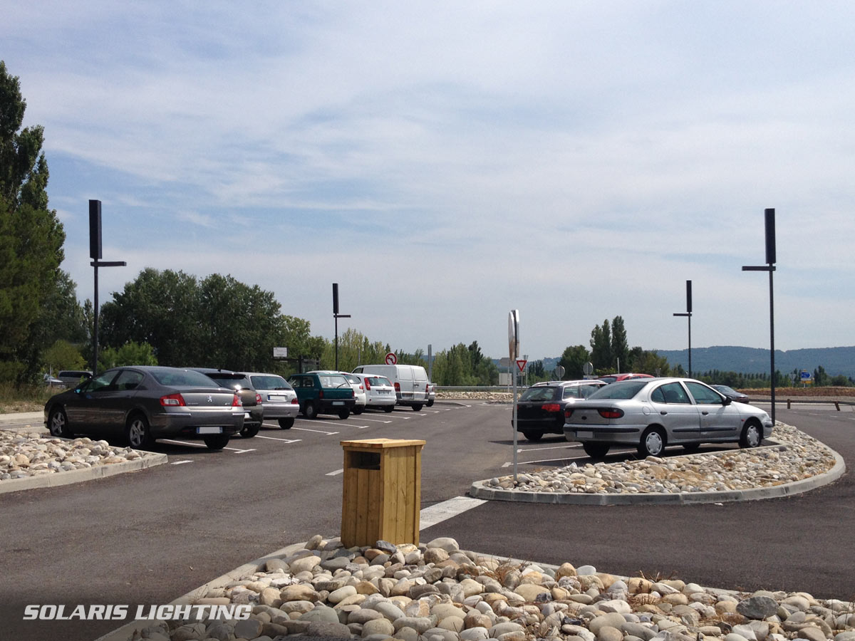  Installation de six lampadaires solaires sur une aire de covoiturage à Pertuis (13, Vaucluse) 