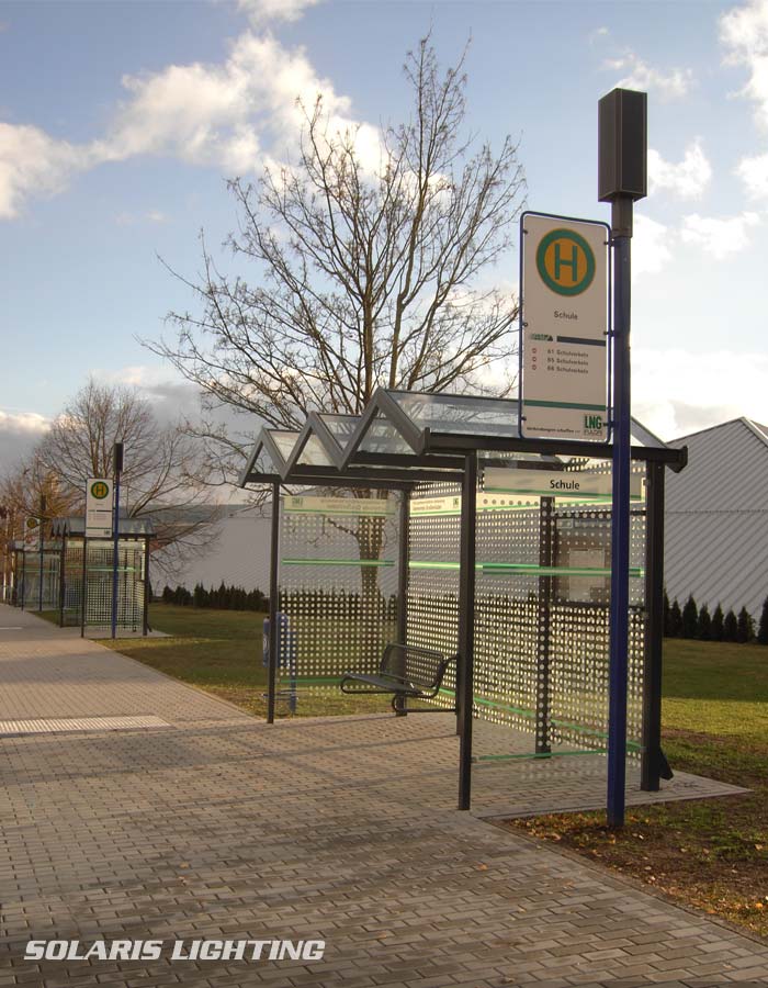  Tour à panneaux solaires pour l'éclairage d'abribus  