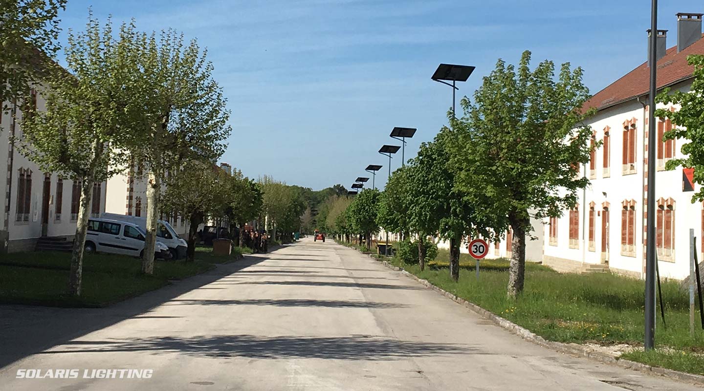 Eclairage solaire indépendant et autonome du camp militaire