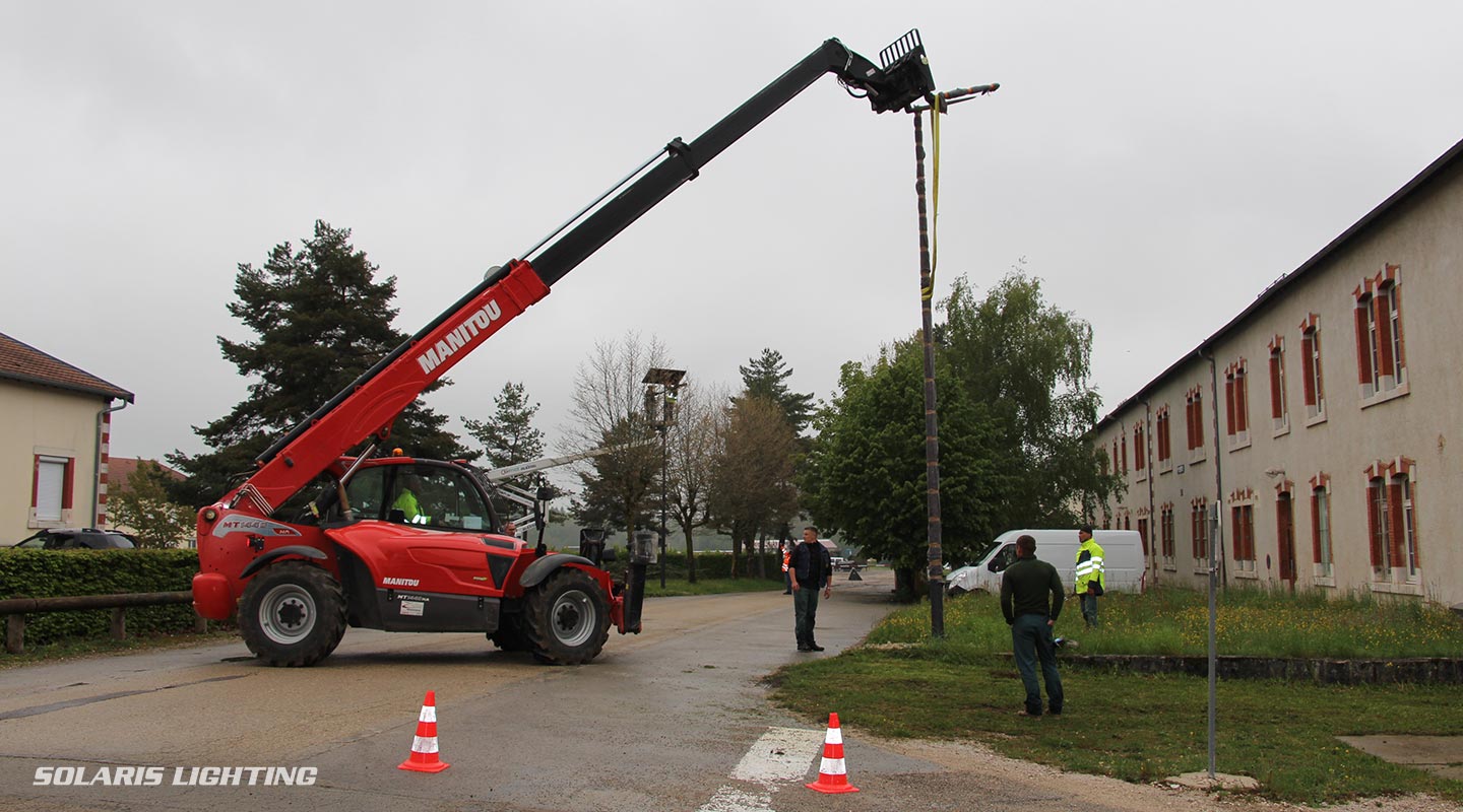 Levage du mât du candélabre