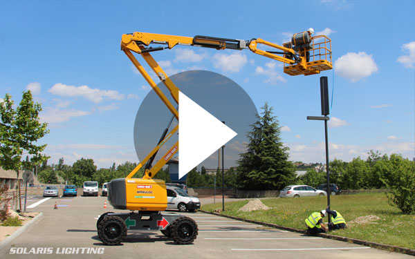 Montage d'un ensemble de lampadaire solaire LED pour éclairer un parking 